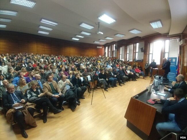 Profesor Džon Miršajmer sa Univerziteta u Čikagu održava predavanje "Budućnost politike velikih sila u 21. veku" na Fakultetu političkih nauka u Beogradu, 4. decembra 2019. (Foto: Veljko Popović, VoA)