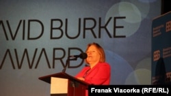 La entonces directora de la VOA, Amanda Bennett, habla durante la ceremonia de entrega de los premios David Burke Award, en Washington DC el 14 de noviembre de 2017.