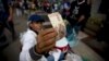 Maduro prórroga circulación del billete de 100 bolívares