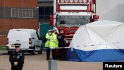 23일 영국 그레이스 시에 있는 워터글레이드 산업단지에서 경찰이 시신 39구가 발견된 컨테이너를 조사하고 있다. 
