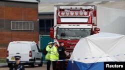 英國警方2019年10月23日凌晨在埃塞克斯郡一輛貨櫃車裡發現39具屍體。