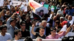 Những người dự đám tang đã tuần hành trên đường phố Baghdad hôm Chủ nhật, mang theo quan tài của ký giả Hasan Rashid.