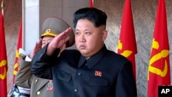 ໃນຮູບພາບນີ້ ທີ່ນຳອອກມາຈາກວີດີໂອ ຂອງ ຜູ້ນຳເກົາຫຼີເໜືອ Kim Jong Un ຢືນຄຳນັບ ລະຫວ່າງ ພິທີຄີດໝາຍ ການປົກຄອງປະເທດ ຄົບຮອບ 70 ປີ ໃນພຽງຢາງ, ວັນທີ 10 ຕຸລາ 2015. 