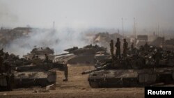 2014年7月13日以色列士兵是站在加沙地带的坦克上
