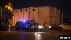 23일 총격이 발생한 요르단 주재 이스라엘 대사관 주변에 중무장한 경찰들이 출동해 있다.