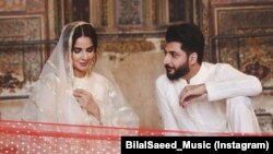 اداکارہ صبا قمر اور گلوکار بلال سعید مسجد وزیر خان میں گانے کی شوٹنگ کے دوران، لاہور