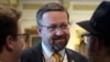 Sebastian Gorka, yang saat itu menjabat sebagai asisten deputi Presiden Donald Trump, berbicara dengan orang-orang di Ruang Perjanjian di Gedung Kantor Eksekutif Eisenhower di kompleks Gedung Putih di Washington, 2 Mei 2017. (Foto: AP)