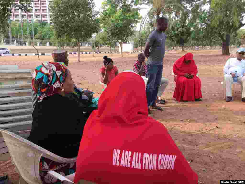 Le mouvement Bring Back Our Girls se réunit tous les jours à 17 h à Unity Fountain, un parc d'Abuja, au Nigeria. Photo du 6 mars 2016. (VOA/Nicolas Pinault)