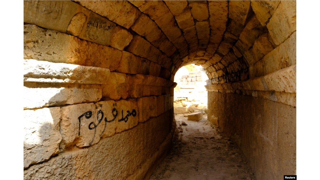Grafiti tampak di reruntuhan kota kuno Cyrene di Shahhat, Libya, 20 October 2018.