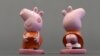 英国动画形象小猪佩奇的陶瓷玩偶2013年11月15日在西班牙吉罗纳附近展览。