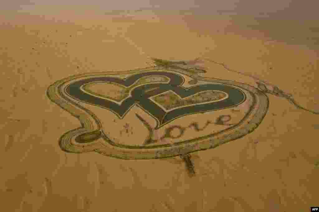 두바이 알 쿠드라 사막 상공에서 사람들이 제작한 &quot;러브 레이크(Love Lake)&#39; 가 보인다.&nbsp;