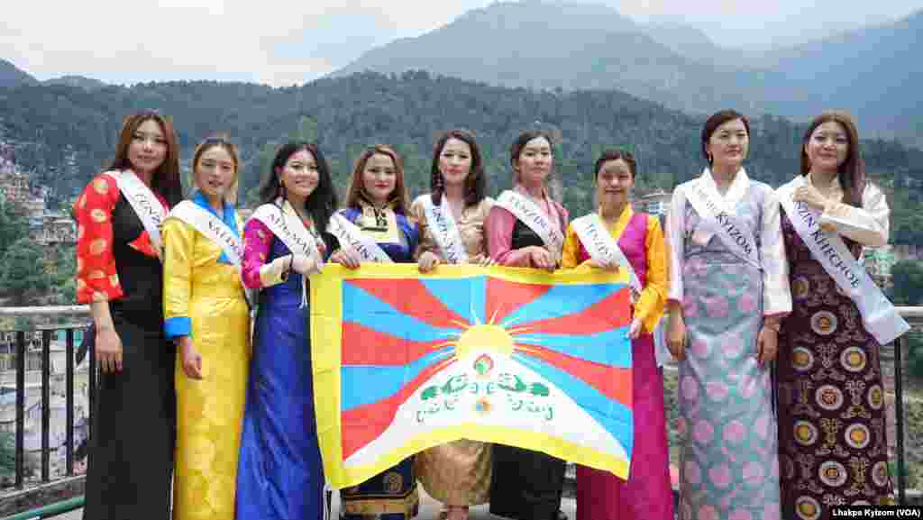 2017年中国境外藏人小姐选美比赛的参选者。比赛在印度达兰萨拉举行。达兰萨拉是印度北部喜马偕尔邦坎格拉县的一个城镇，也是达赖喇嘛和西藏一些主要流亡机构的所在地。参选者主要来自流亡印度的藏人，也有来自美欧的。