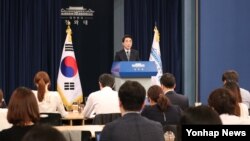 박수현 청와대 대변인이 24일 청와대 춘추관 대브리핑실에서 공석인 청와대 특별감찰관 후보자의 국회 추천요청과 국가안보실 1·2차장 인사를 발표하고 있다. 