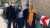 رضا خندان و دیگر اعضای خانواده پس از ملاقات با نسرین ستوده، وکیل دادگستری و فعال مدنی زندانی 