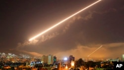 Langit di Damaskus terang benderang oleh misil-misil dari darat ke udara saat AS melakukan serangan atas beberapa sasaran di ibukota Suriah itu, Sabtu (14/4) dini hari.