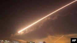 미군의 시리아 내 화학무기 시설 공습 직후 시리아군이 지대공 미사일을 상공에 발사하고 있다.