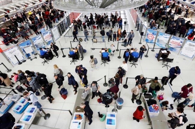 Wisatawan berbaris di Bandara Internasional John F. Kennedy, 21 November 2018, di New York. (Foto: AP)