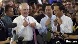 Perdana Menteri Australia Malcolm Turnbull, kiri, dan Presiden Indonesia Joko Widodo saat berkunjung ke pasar Tanah Abang di Jakarta, 12 November 2015.