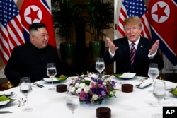 El presidente de EE.UU. Donald Trump habla durante una cena con el líder de Corea del Norte Kim Jong Un, el miércoles, 27 de febrero de 2019, en Hanói, Vietnam.