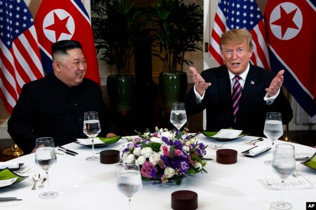 El presidente de EE.UU. Donald Trump habla durante una cena con el lÃ­der de Corea del Norte Kim Jong Un, el miÃ©rcoles, 27 de febrero de 2019, en HanÃ³i, Vietnam.