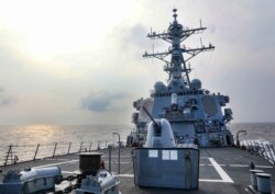 美国海军第七舰队伯克级导弹驱逐舰本福德（USS Benfold）号2021年7月28日穿越台湾海峡。（照片来自美国海军推特）