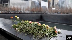 Bunga mawar di ground Zero, Tugu Peringatan Peristiwa 11 September, World Trade Center, New York, 26 Februari 2018. (Foto: dok).