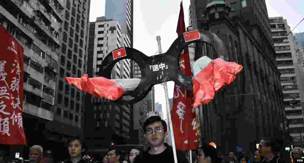 社民連主席吳文遠高舉遊行道具反對”送中條例”。（美國之音湯惠芸攝）