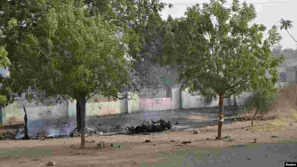 ‘Yan Boko Haram a lokacin da suka maida garin Dikwa sansaninsu kafin sojojin Chadi su farraka su a ranar 2 ga Maris din 2015.