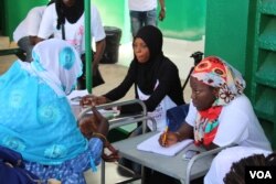 Women sign up for free breast and cervical cancer screenings organized by nonprofit Junior Chamber International at the Philippe Maguilen Senghor health center in Yoff, Dakar, Senegal, April 22, 2017. (S. Christensen/VOA)