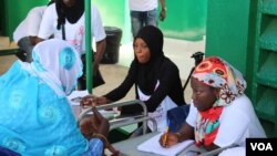 Women sign up for free breast and cervical cancer screenings organized by nonprofit Junior Chamber International at the Philippe Maguilen Senghor health center in Yoff, Dakar, Senegal, April 22, 2017. (S. Christensen/VOA)