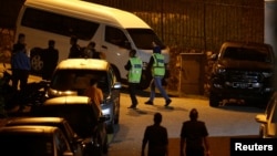 Police arrive at former prime minister Najib Razak's residence in Kuala Lumpur, Malaysia, May 16, 2018. 