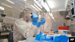 Un technicien travaille dans un laboratoire de séquençage au laboratoire de sciences moléculaires du département de la santé publique et de l'environnement du Colorado à Denver.