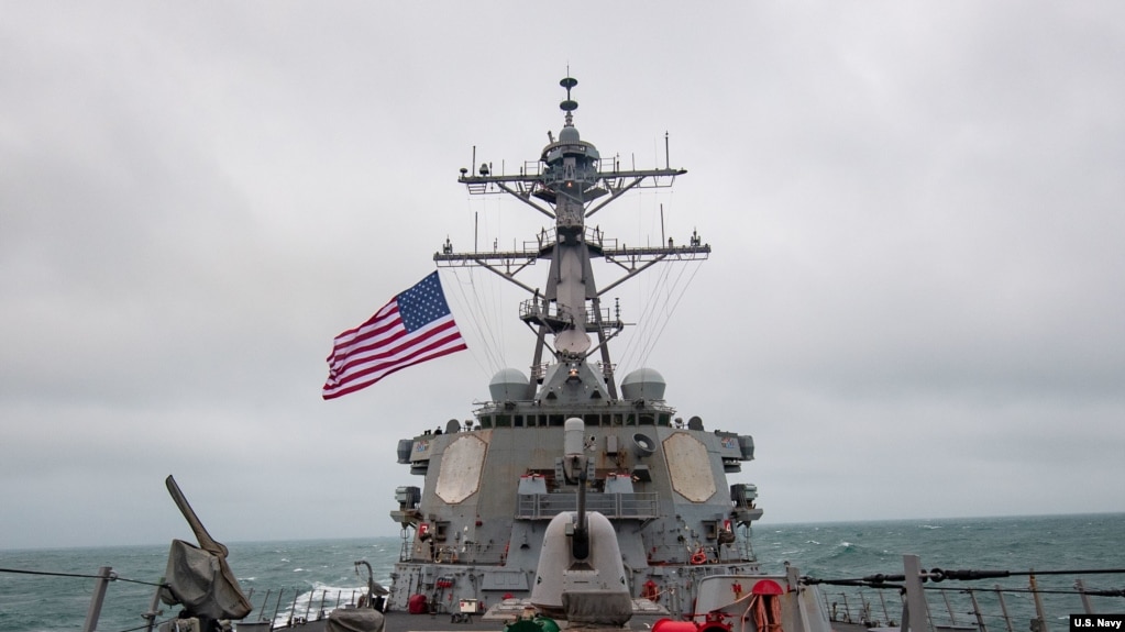美国海军贝瑞号导弹驱逐舰(USS Barry)2020年11月21日进入南中国海执行任务（美国海军照片）(photo:VOA)