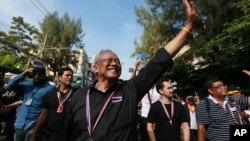 Suthep Thaugsuban (depan) memimpin protes anti pemerintah di Bangkok, Thailand (27/11). 