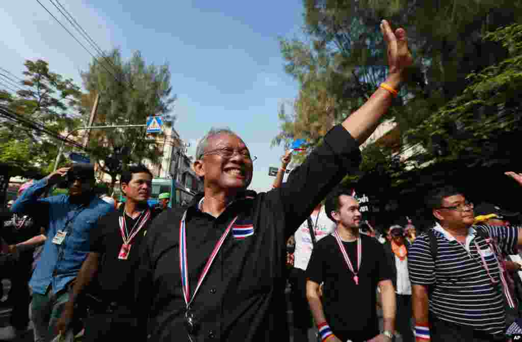 Suthep Thaugsuban, a former deputy prime minister leading the protest, waves to his supporters during an anti-government march in Bangkok, Nov. 27, 2013. 