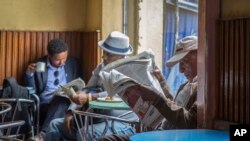 እ.ኤ .አ ጥቅምት 10/2016 ዓ. ም ኢንተርኔት ተዘግቶ በነበረበት ጊዜ ቡና እየጠጡ ጋዜጣ እያነበቡ። (ፎቶ ሙሉጌታ አየነ)