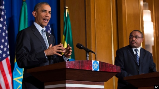 El presidente Barack Obama habla durante una entrevista conjunta con el primer ministro etíope, Hailemariam Desalegn, en Addis Abeba.