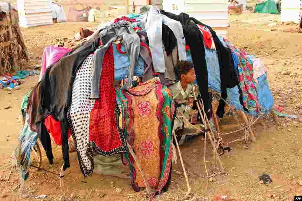 A displaced child who fled the fighting sits at a makeshift camp in the district of Abs, in Yemen&#39;s northwestern Hajjah province, June 10, 2019.