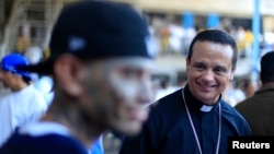 El padre Fabio Colindres es el principal negociador en el proceso de paz entre las pandillas en El Salvador. 