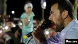 Nasser Zefzafi, leader de la contestation populaire dans la région du Rif, dans le nord du Maroc, harangue la foule à Al-Hoceima, Maroc, 18 mai 2017.