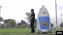 캘리포니아주 헌팅턴파크 시에서 로봇 경찰 '로보캅'과 경찰이 공원을 순찰하고 있다. 