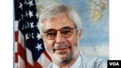 VOA Director Sanford J. Ungar (1999 - 2001)