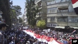 Des manifestants dans la rue, à Suqba, après la prière du vendredi