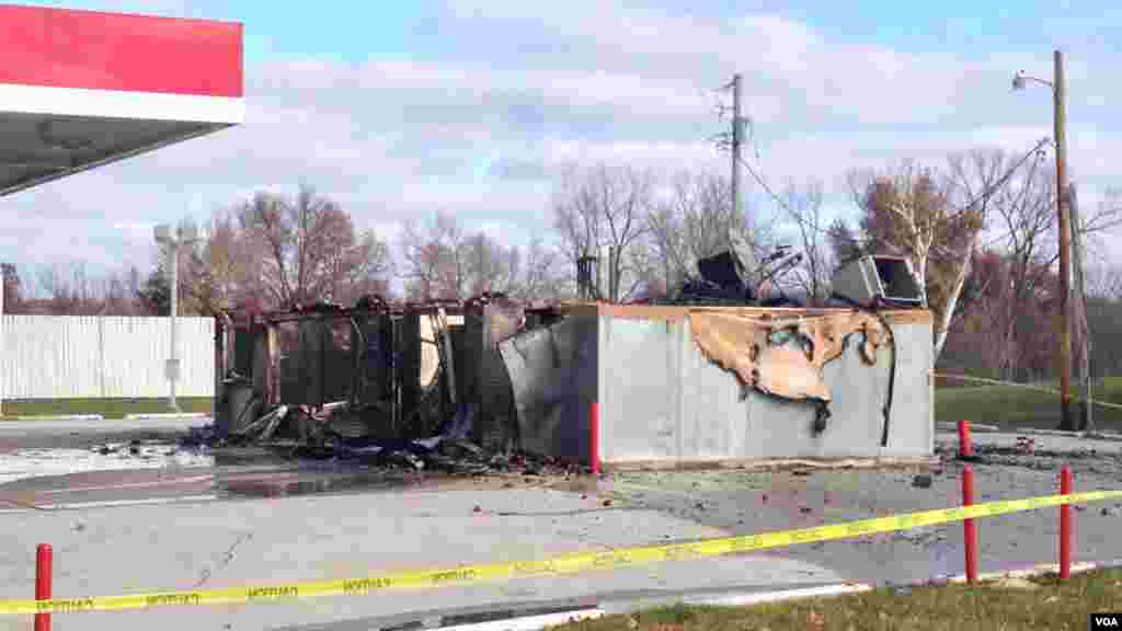 Le feu a consummé le complexe de ce concessionnaire automobile après les manifestations qui ont suivi l&#39;annonce du grand&nbsp;jury à Ferguson, Missouri, le 25 novembre 2014. (Kane Farabaugh / VOA)