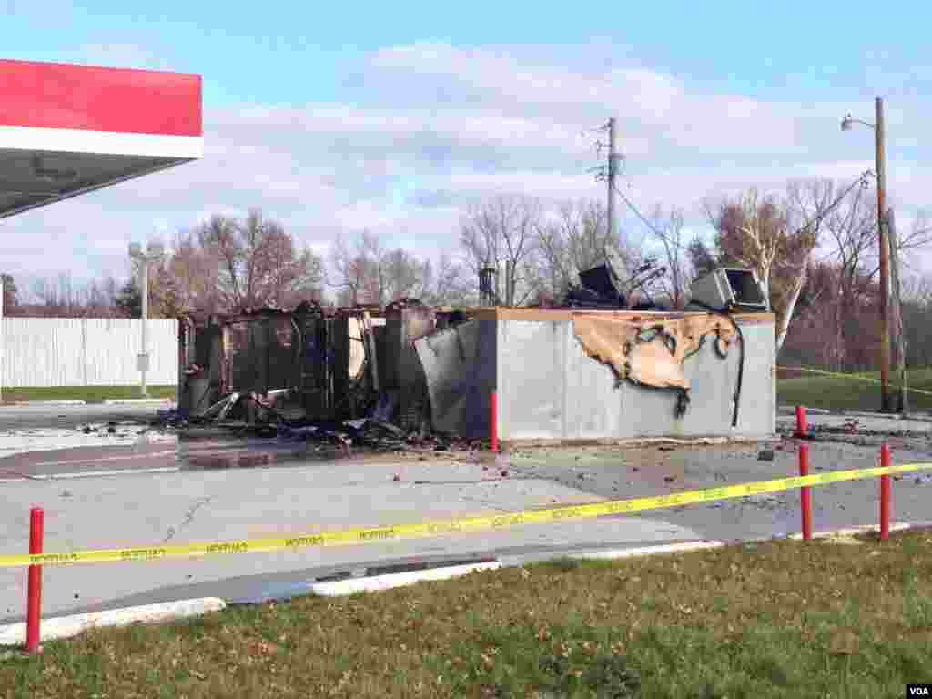 Api menghancurkan dealer mobil setelah pengumuman dewan juri di Ferguson, Missouri, 25 November 2014. (Kane Farabaugh/VOA)