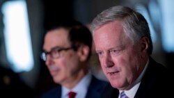 Mark Meadows (djathtas), shefi i personelit i Shtëpisë së Bardhë, dhe Steven Mnuchin, (majtas), Sekretari i Thesarit (7 gusht 2020)