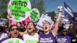 Những nhà hoạt động về quyền phá thai đến từ New York vui mừng trước Tòa án Tối cao ở Washington hôm 27 tháng 6 năm 2016 khi các thẩm phán bác bỏ luật chống phá thai ở tiểu bang Texas.