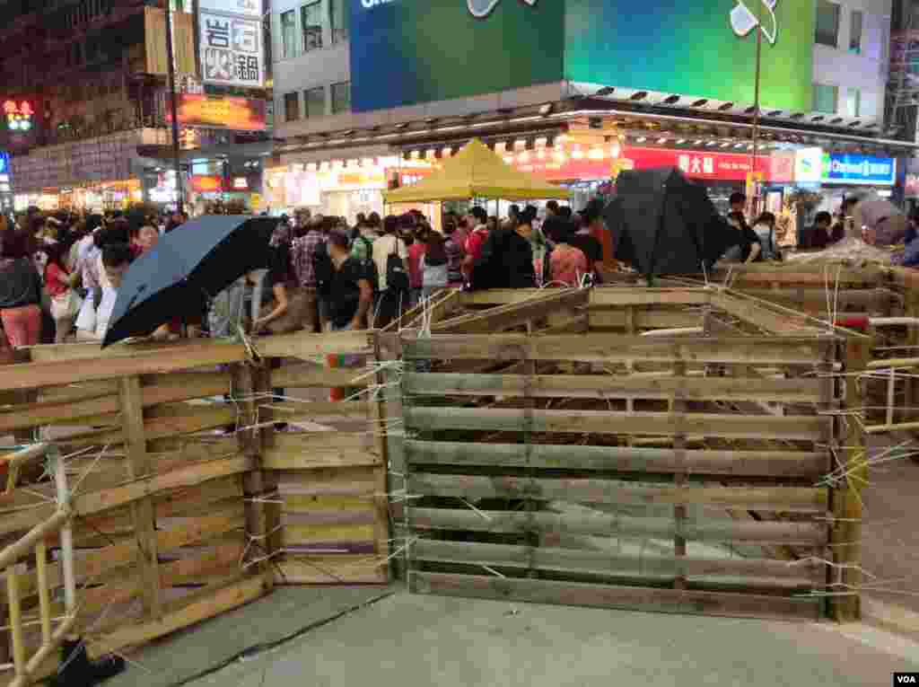 香港警民在旺角对峙 (美国之音海彦 拍摄)