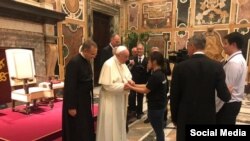 教宗方濟各（左二）在羅馬接見香港教區代表，並與中大天主教同學會會長吳穎堯握手對談。（香港天主教大專聯會fb）