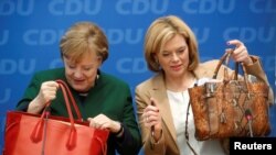 លោកស្រី Angela Merkel អធិការបតី​ស្តី​ទី និង​លោកស្រី Julia Kloeckner ​អនុប្រធាន​គណបក្ស Christian Democratic Union ចូលរួម​ក្នុង​កិច្ចប្រជុំ​របស់​គណបក្ស​មួយ​នៅ​ក្នុង​ទីស្នាក់ការ​កណ្តាល​របស់​គណបក្ស​នៅ​ក្នុង​ក្រុង​បែរឡាំង ប្រទេស​អាល្លឺម៉ង់ កាលពី​ថ្ងៃទី២៧ ខែវិច្ឆិកា ឆ្នាំ២០១៧។